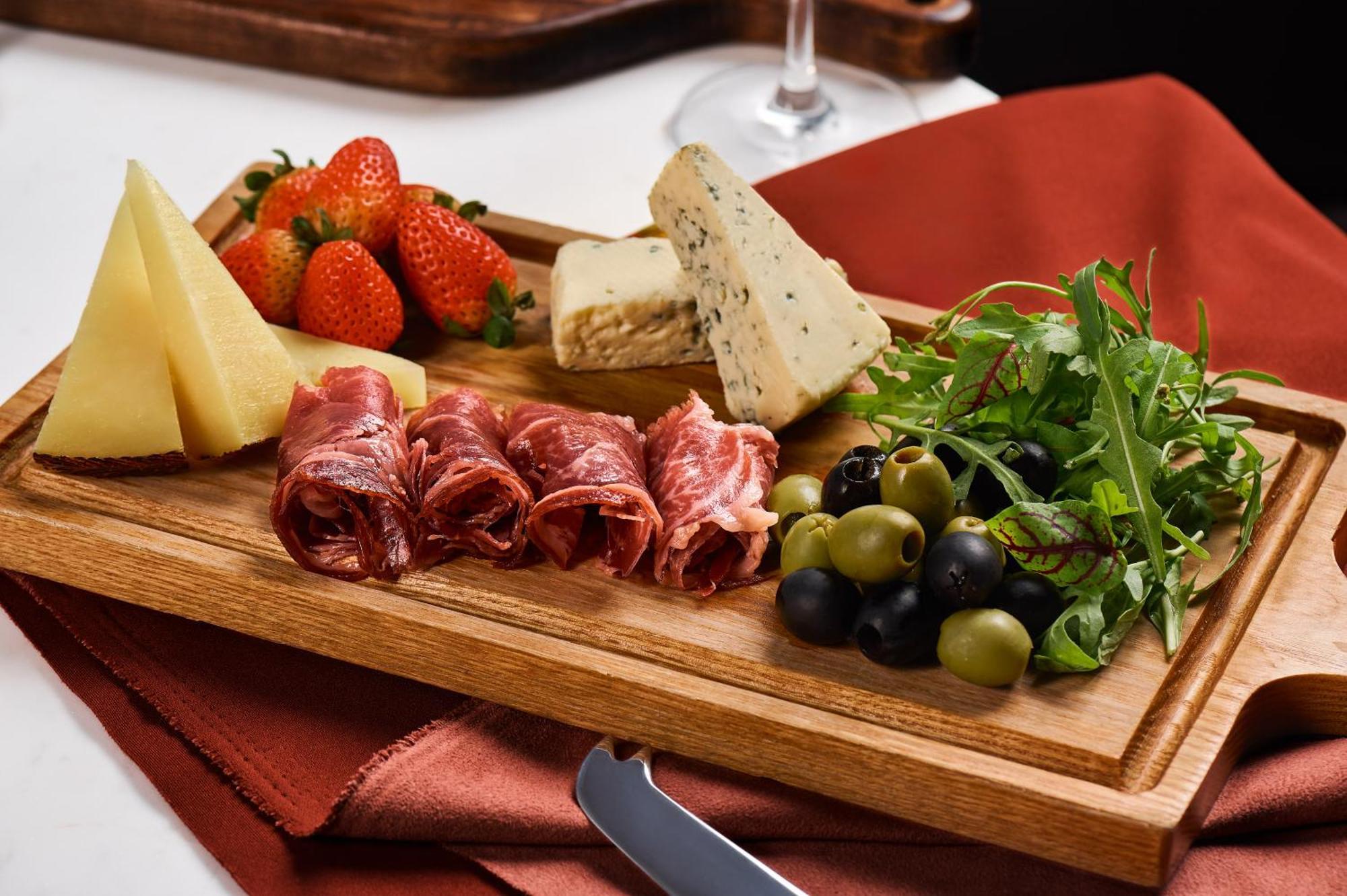 เมเลีย วินเพิร์ล เว้ Hotel ภายนอก รูปภาพ A cheese and sausage platter
