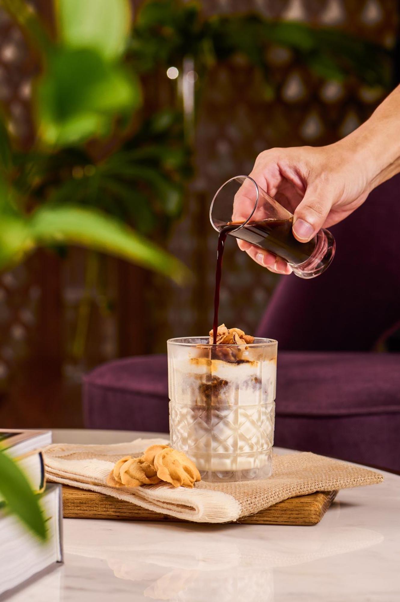 เมเลีย วินเพิร์ล เว้ Hotel ภายนอก รูปภาพ A coffee being poured into a glass