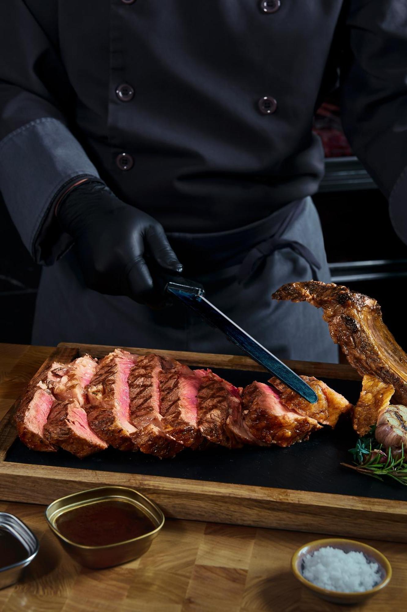 เมเลีย วินเพิร์ล เว้ Hotel ภายนอก รูปภาพ A chef slicing a steak