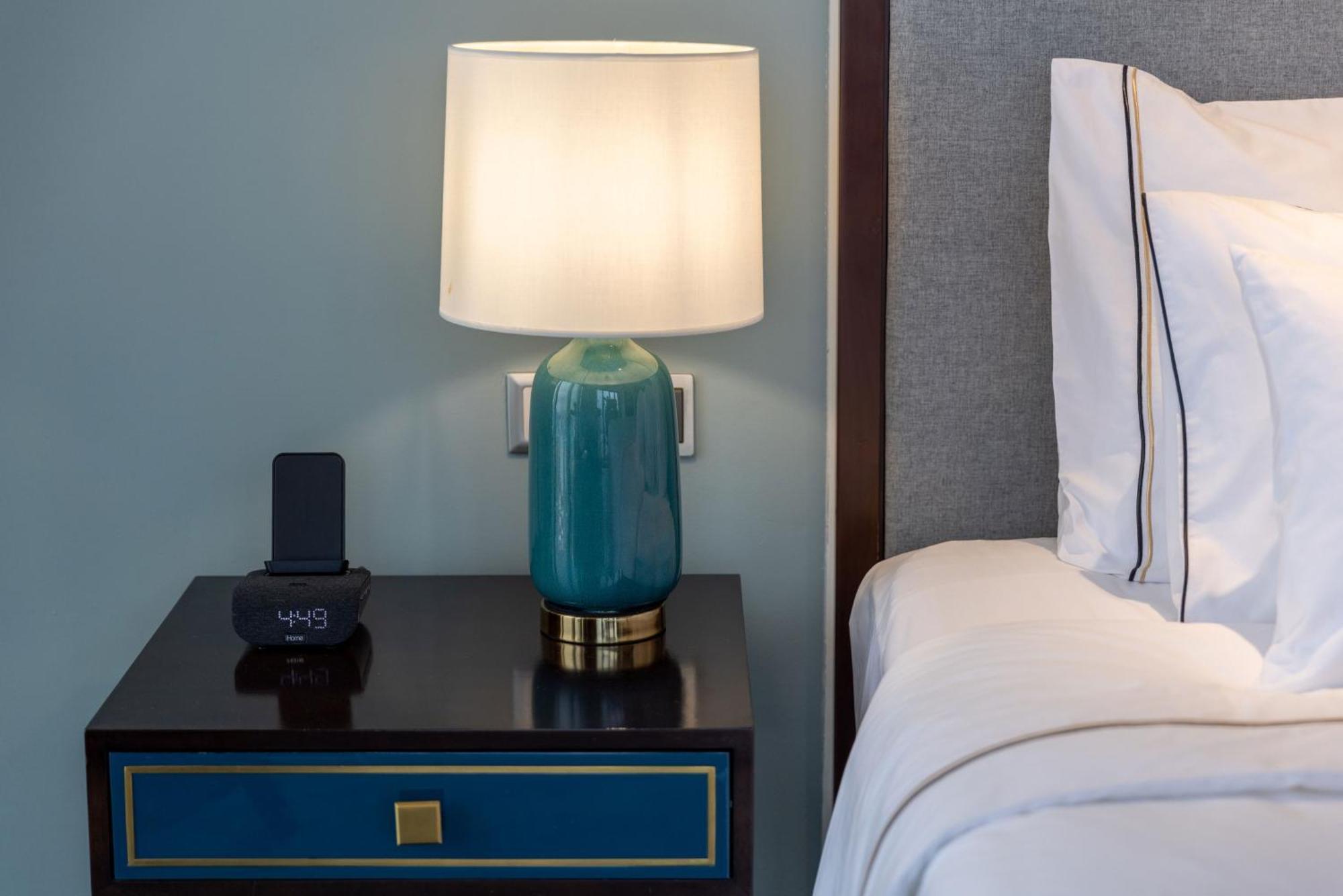 เมเลีย วินเพิร์ล เว้ Hotel ห้อง รูปภาพ A bedside lamp