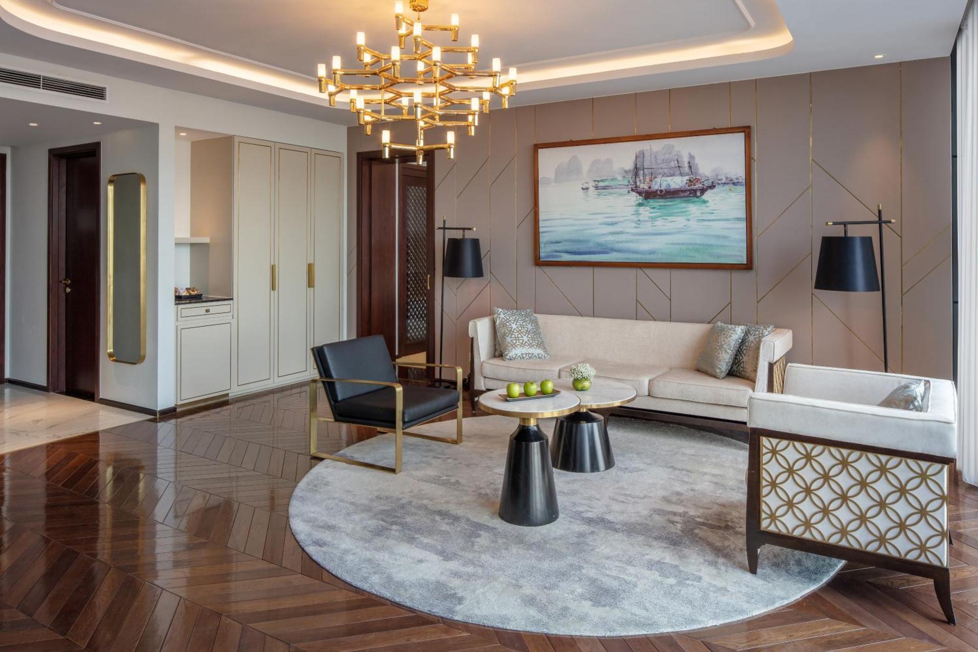 เมเลีย วินเพิร์ล เว้ Hotel ห้อง รูปภาพ A living room in a suite at the Ritz-Carlton, DIFC