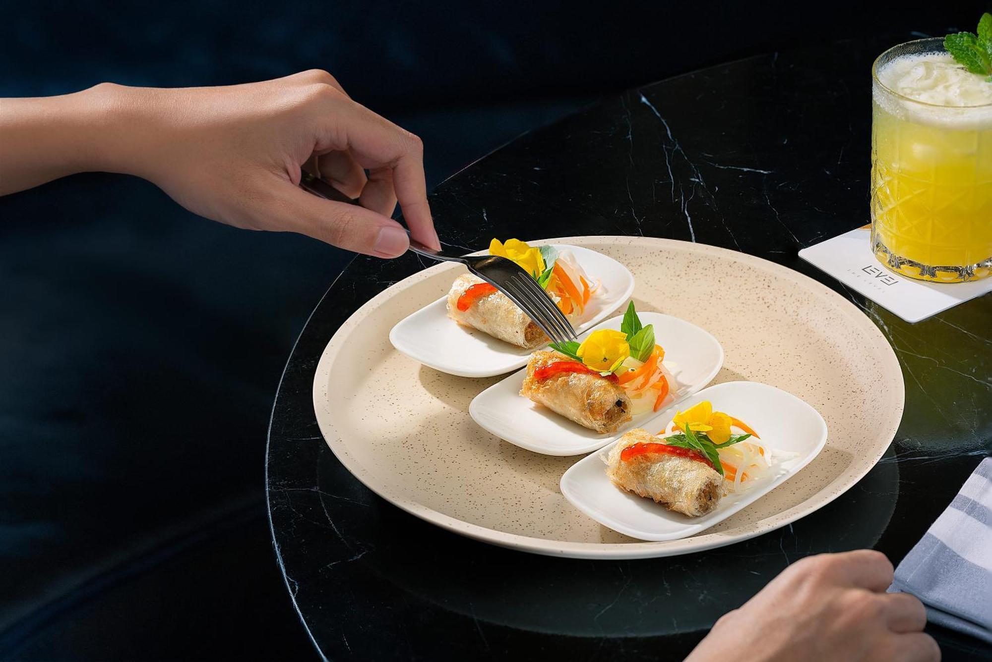 เมเลีย วินเพิร์ล เว้ Hotel ภายนอก รูปภาพ A server cutting into a piece of dim sum