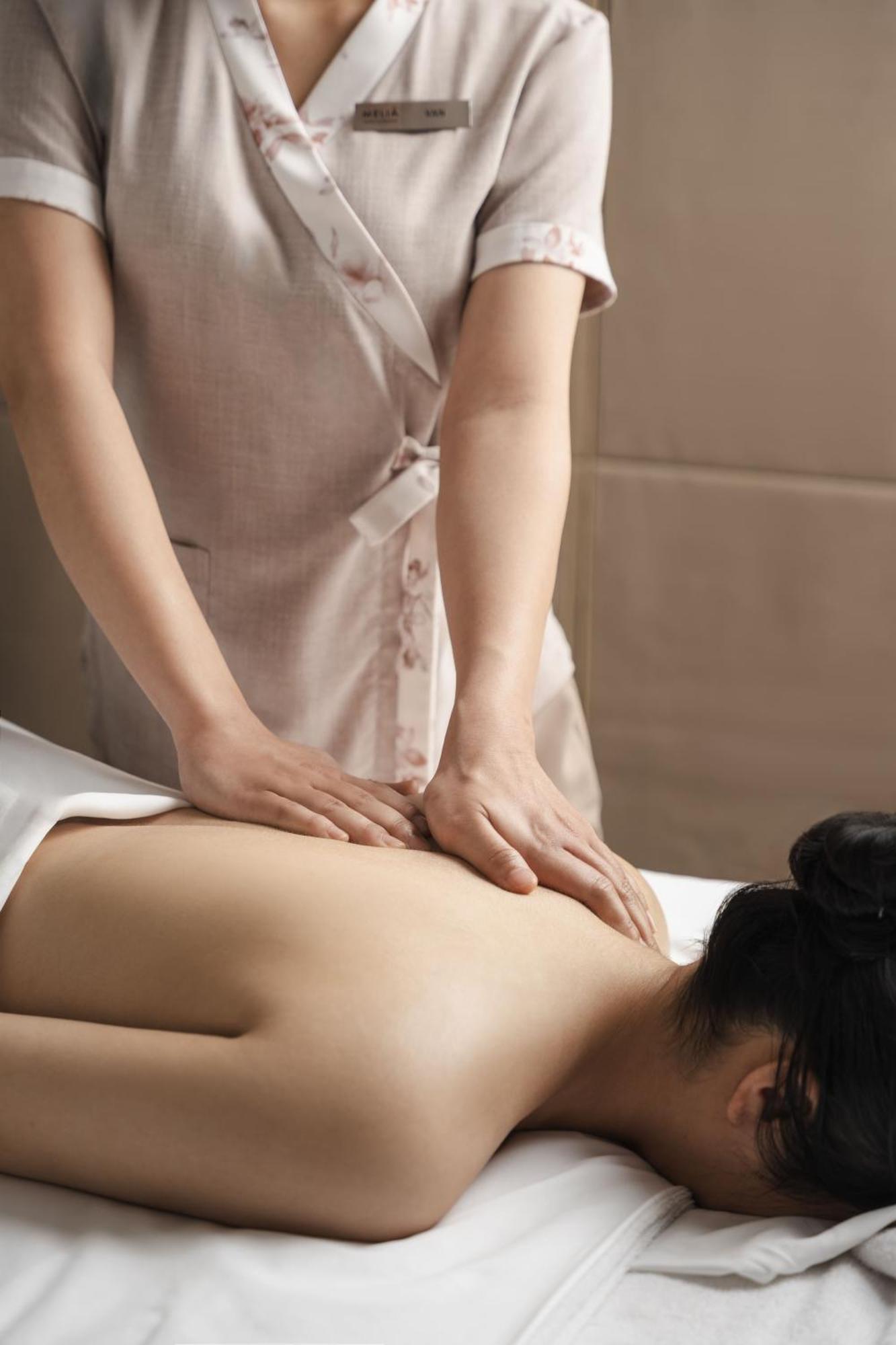 เมเลีย วินเพิร์ล เว้ Hotel ภายนอก รูปภาพ A massage therapist working on a patient's back