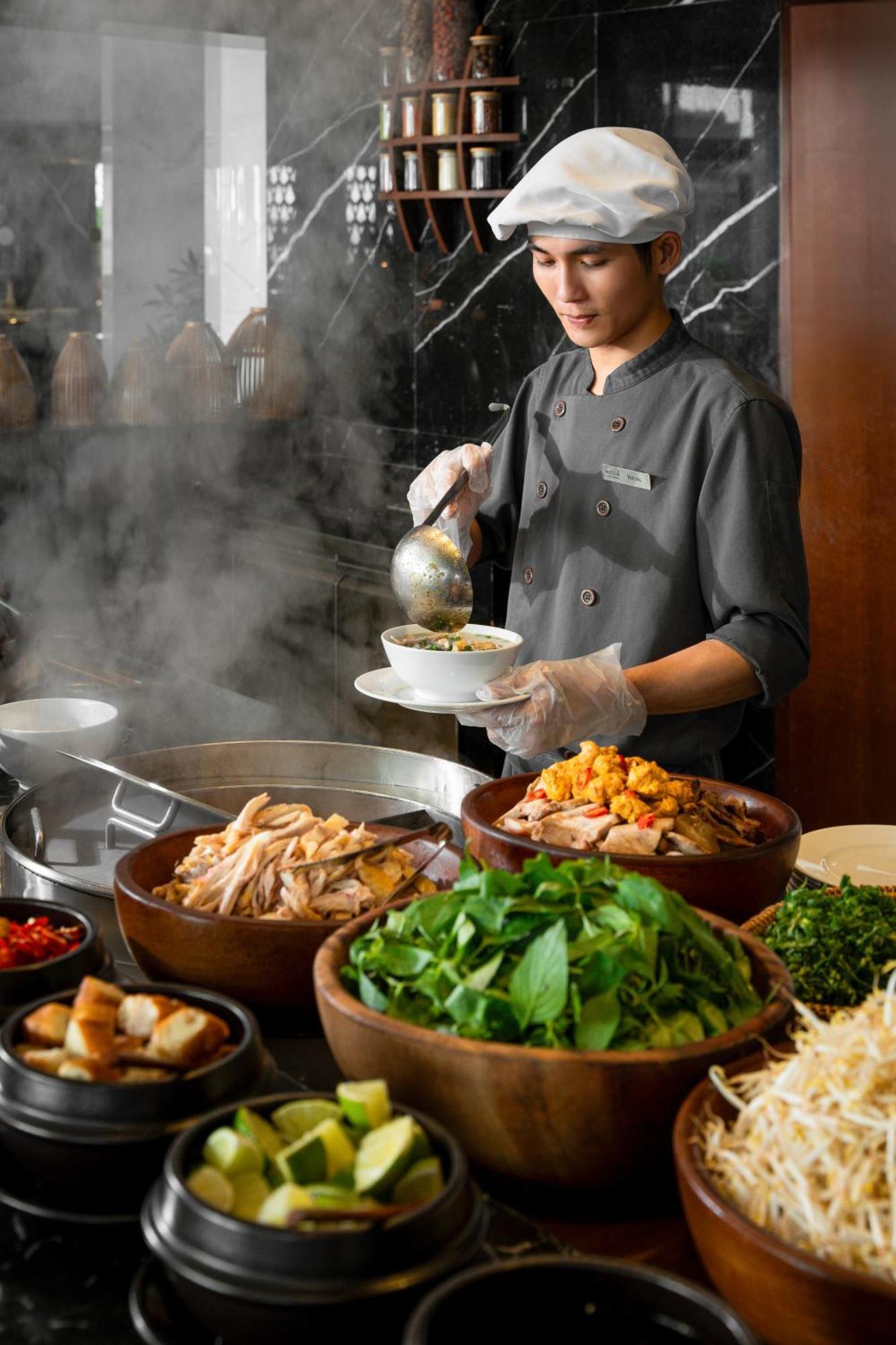เมเลีย วินเพิร์ล เว้ Hotel ภายนอก รูปภาพ A chef preparing food